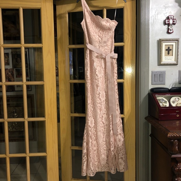 Pink lace gown with slit 💕 - Picture 3 of 6